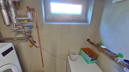 Projektbeschreibung:
In diesem Referenzprojekt präsentieren wir die Installation einer modernen Solvis Wärmepumpe LEA 8.3 in einem Einfamilienhaus. Die Entscheidung für die Wärmepumpe fiel aufgrund ihres hohen Wirkungsgrades und der Möglichkeit, umweltfreundliche Wärme aus der Umgebungsluft zu nutzen. Ziel des Kunden war es, eine nachhaltige, effiziente und zukunftssichere Heizungslösung zu installieren.

Details zur Anlage:
•	Anlagentyp: Solvis Luft-Wasser-Wärmepumpe LEA 8.3
•	Leistung: 8,3 kW
•	Energiequelle: Umgebungsluft (Strom)
•	Energieeffizienzklasse: A+++ 
•	Besonderheiten: Geräuscharmer Betrieb und hohe Leistungszahl (COP) auch bei 
        niedrigen Außentemperaturen

Vorteile der Solvis Wärmepumpe LEA 8.3:

1.	Umweltfreundlich und nachhaltig: Die Solvis Wärmepumpe LEA 8.3 nutzt die 
        regenerative Energiequelle Luft und trägt so zur Reduzierung des CO₂-Ausstoßes 
        bei. Sie arbeitet besonders effizient und senkt den Energieverbrauch erheblich.
2.	Hohe Effizienz: Dank der innovativen Technik und der hohen Leistungszahl (COP) 
        erreicht die Solvis LEA 8.3 einen sehr hohen Wirkungsgrad, was zu niedrigen 
         Betriebskosten führt.
3.	Komfortabler Betrieb: Die Wärmepumpe ist besonders leise und eignet sich 
        daher auch für den Einsatz in dicht bebauten Wohngebieten. Zudem lässt sie 
        sich einfach über eine Smartphone-App oder das zentrale Steuerungssystem 
        bedienen.
4.	Zukunftssicher und förderfähig: Die Installation einer Solvis Wärmepumpe wird 
        staatlich gefördert und bietet somit attraktive finanzielle Vorteile für den 
        Endkunden. Zudem sind Wärmepumpen eine zukunftssichere Investition, die 
        unabhängig von fossilen Brennstoffen arbeitet.

Fazit:

Die Solvis Wärmepumpe LEA 8.3 ist eine hervorragende Wahl für alle, die auf der Suche nach einer effizienten, umweltfreundlichen und flexiblen Heizungslösung sind. Sie bietet nicht nur eine hervorragende Energieeffiz