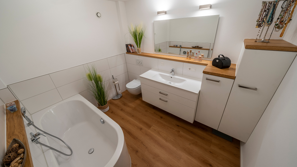 Kleines Badezimmer mit Badewanne: Maximale Funktionalität auf minimalem Raum