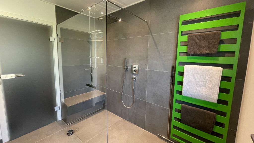 Akzente setzen mit farbigen Elementen.