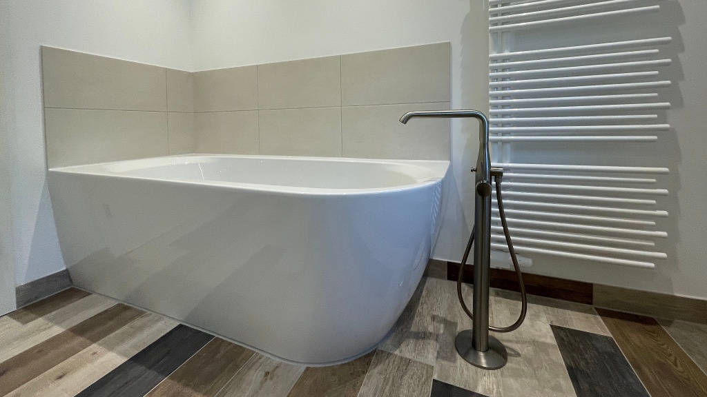 Fliesen in Holzoptik und Lackspanndecke mit Einbaustrahler